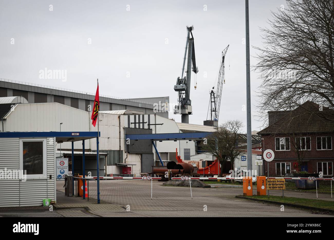 Flensburg, Deutschland. Dezember 2024. Eintritt zum Haupttor der FSG-Werft (Flensburger Schiffbau Gesellschaft mbH) vor einer Mitarbeiterversammlung auf dem Werftgelände. Für die beiden Schleswig-holsteinischen Werften FSG (Flensburg) und Nobiskrug (Rendsburg), die zur Lars Windhorst-Werftgruppe gehören, ist Insolvenz beantragt worden. Für die beiden Schleswig-holsteinischen Werften FSG (Flensburg) und Nobiskrug (Rendsburg), die zur Werftgruppe Lars Windhorst gehören, wurde ein Insolvenzantrag gestellt. Quelle: Christian Charisius/dpa/Alamy Live News Stockfoto