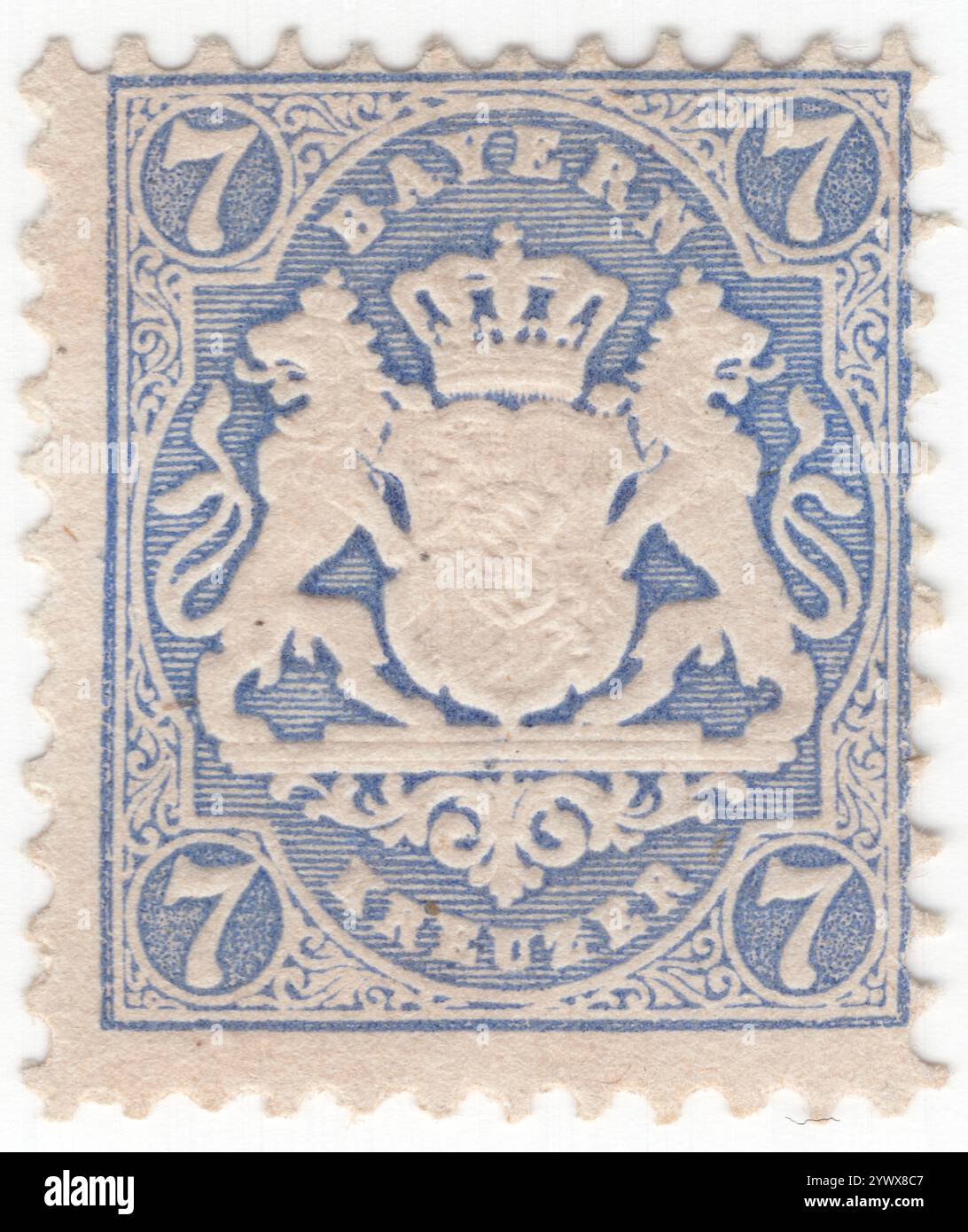 BAYERN — 1. Juli 1870: 7 Kreuzkreuzer Ultramarin-Briefmarke mit geprägtem Bayern-Wappen mit rotem Seidenfaden und Ornament. Bayern war ein Königreich im Süden Deutschlands mit der Hauptstadt München, Mitglied des Deutschen Bundes und wurde 1870 Teil des Deutschen Reiches. Nach dem Ersten Weltkrieg erklärte sie sich zur republik. Am 31. März 1920 verlor sie ihre Postautonomie Stockfoto