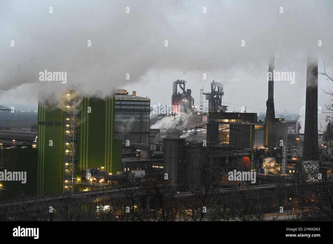 Das Stahlwerk von ThyssenKrupp Steel in Duisburg, Hochofen, ThyssenKrupp Steel, Arbeitskraefte-Abbau, Stahlwerker, ThyssenKrupp Steel Duisburg, 11.12.2024, *** ThyssenKrupp Stahlwerk Duisburg, Hochofen, ThyssenKrupp Steel, Personalabbau, Stahlarbeiter, ThyssenKrupp Steel Duisburg, 11 12 2024, Stockfoto