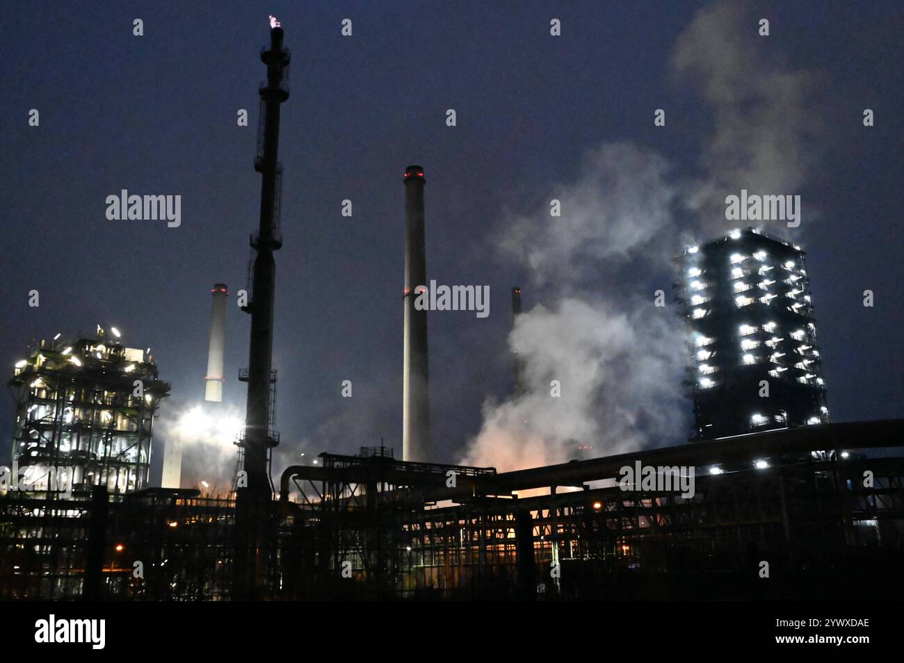 Das Stahlwerk von ThyssenKrupp Steel in Duisburg, Kokerei Schwelgern, ThyssenKrupp Steel, Arbeitskraefte-Abbau, Stahlwerker, ThyssenKrupp Steel Duisburg, 11.12.2024, *** ThyssenKrupp Stahlwerk Duisburg, Kokerei Schwelgern, ThyssenKrupp Steel, Personalabbau, Stahlarbeiter, ThyssenKrupp Steel Duisburg, 11 12 2024, Stockfoto