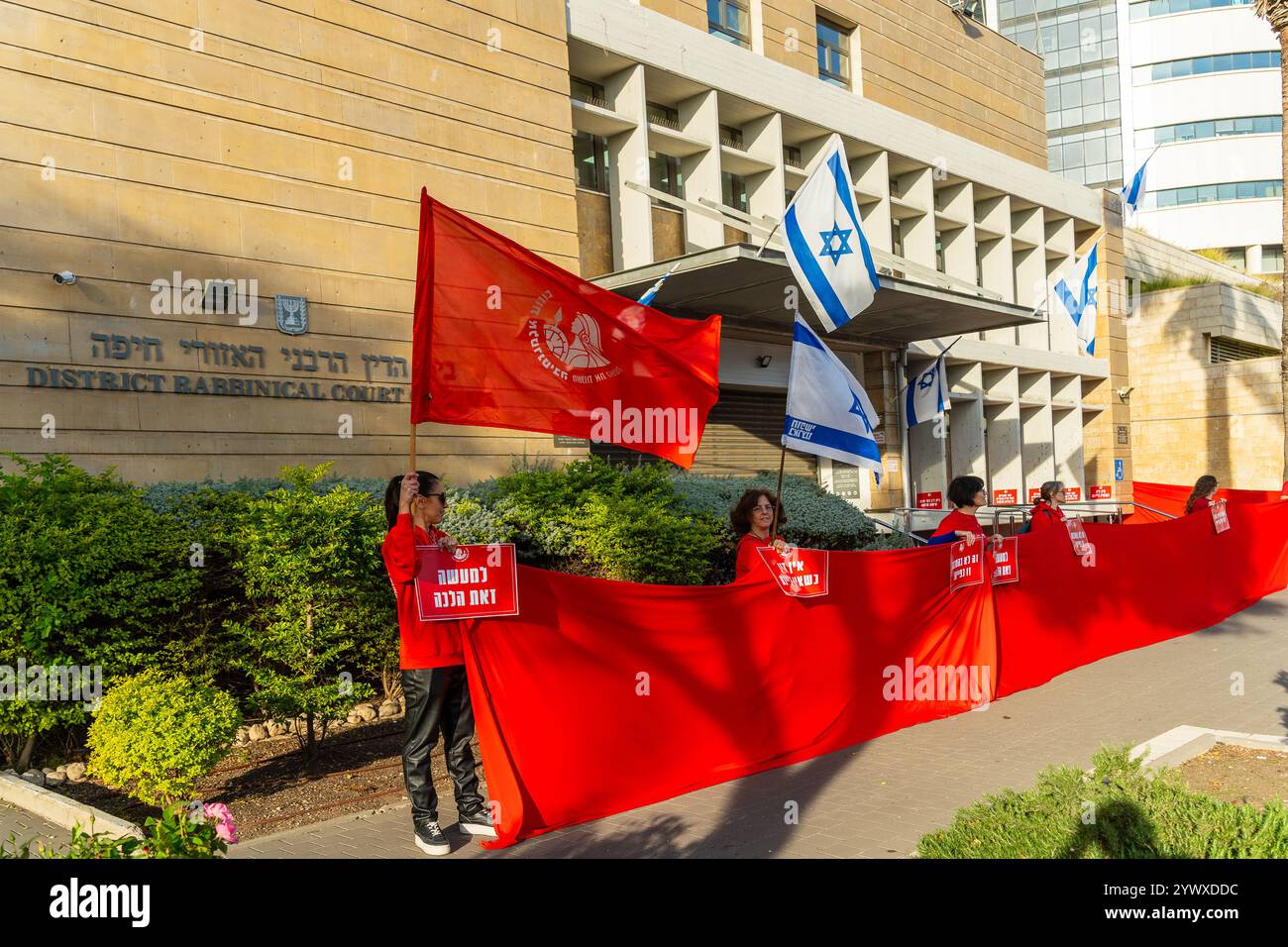 Haifa, Israel - 11. Dezember 2024: Die Aktivistengruppe Bonot Alternativa protestiert in der Nähe des Rabbinergerichts gegen den Plan, diese Gerichte zu verlängern Stockfoto