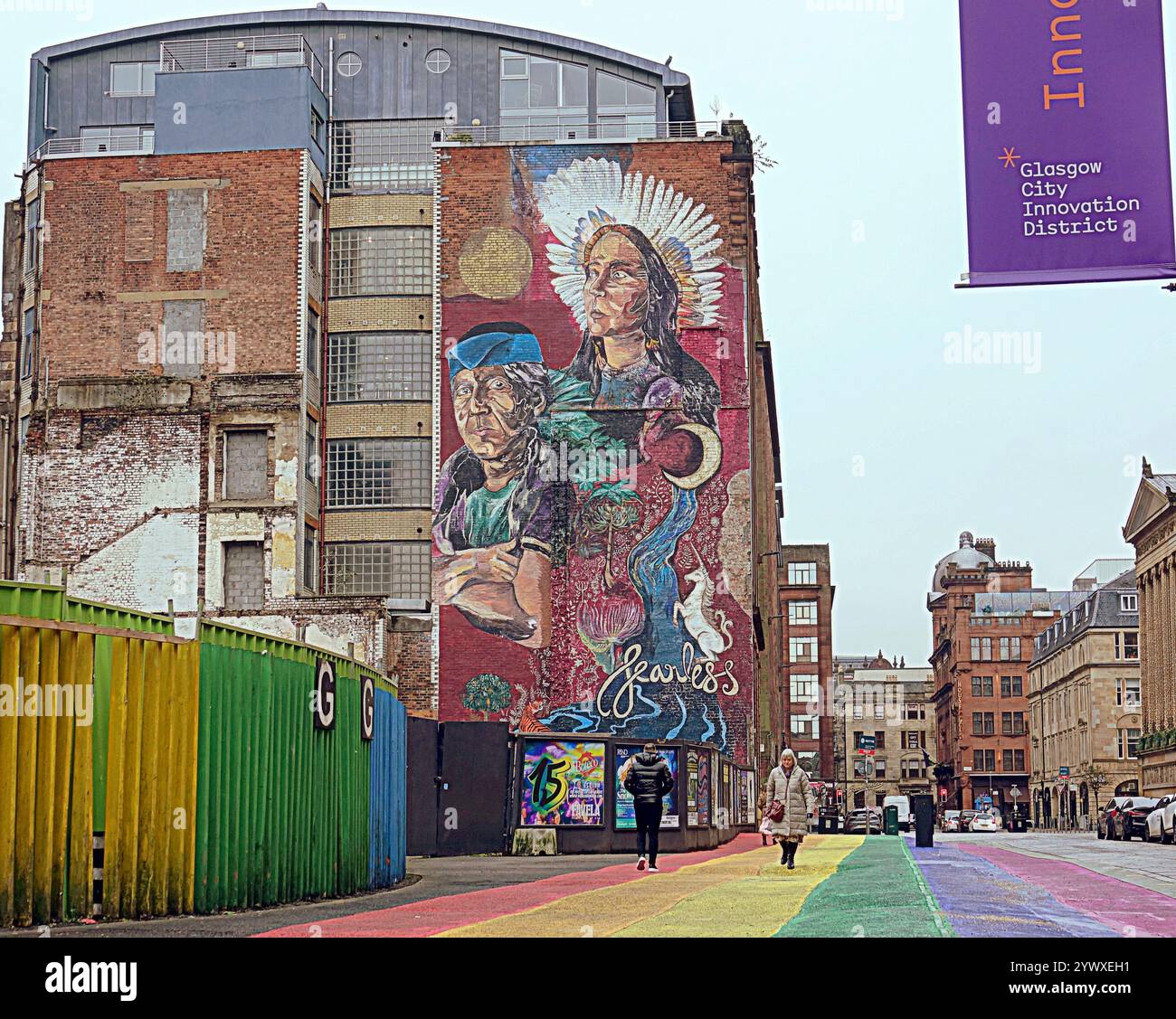 Glasgow, Schottland, Großbritannien. Dezember 2024. Wetter in Großbritannien: Glasgow City Innovation District, eiskalt, als die Einheimischen die buchanan Street, die Style Mile und die Shoppinghauptstadt schottlands inmitten von weihnachtseinkäufen besuchten. Der Stolz-Gang vor dem Wandbild in der Handelsstadt. Credit Gerard Ferry/Alamy Live News Stockfoto