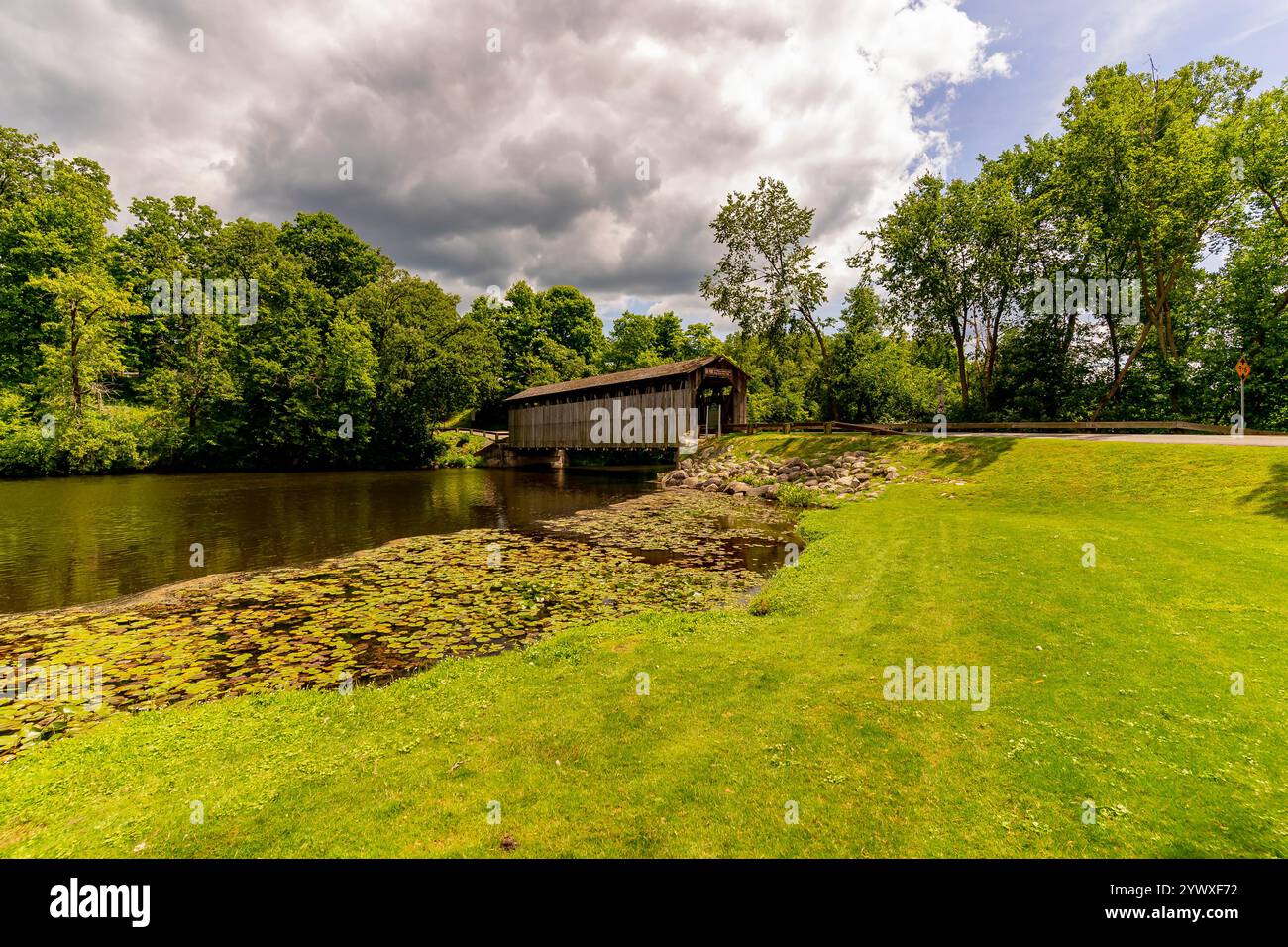 Die Fallasburg Covered Bridge, eine historische Holzbrücke in Lowell, Michigan, ist weiterhin für den Autoverkehr geöffnet. Nur 30 Minuten von Grand Rapids, Stockfoto