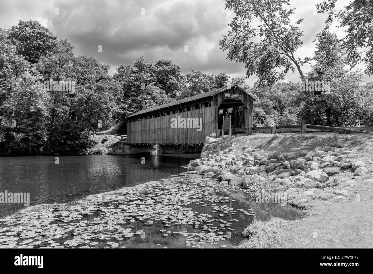 Die Fallasburg Covered Bridge, eine historische Holzbrücke in Lowell, Michigan, ist weiterhin für den Autoverkehr geöffnet. Nur 30 Minuten von Grand Rapids, Stockfoto