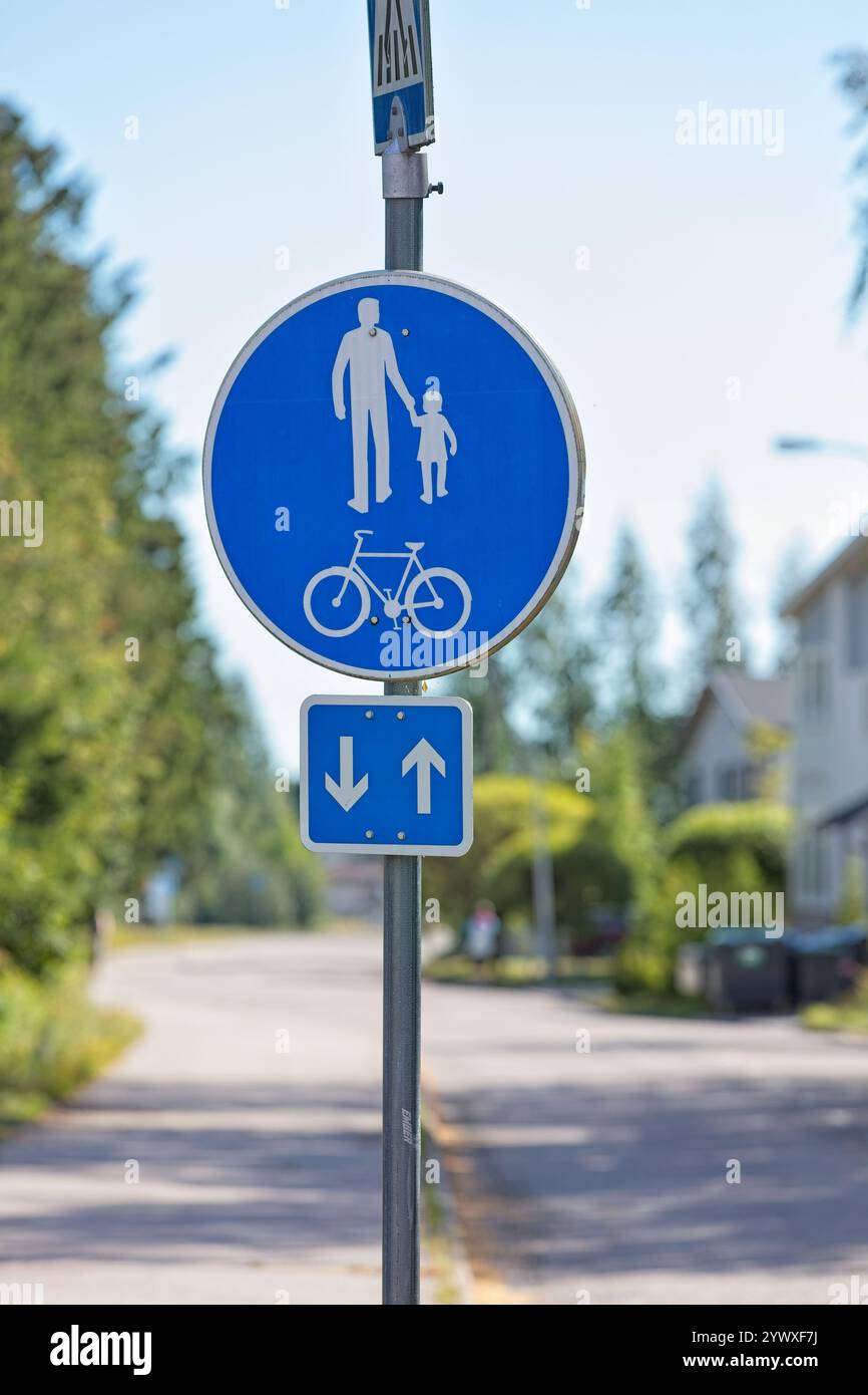 Regelschilder: Kombinierter Radweg und Bürgersteig in Finnland. Stockfoto