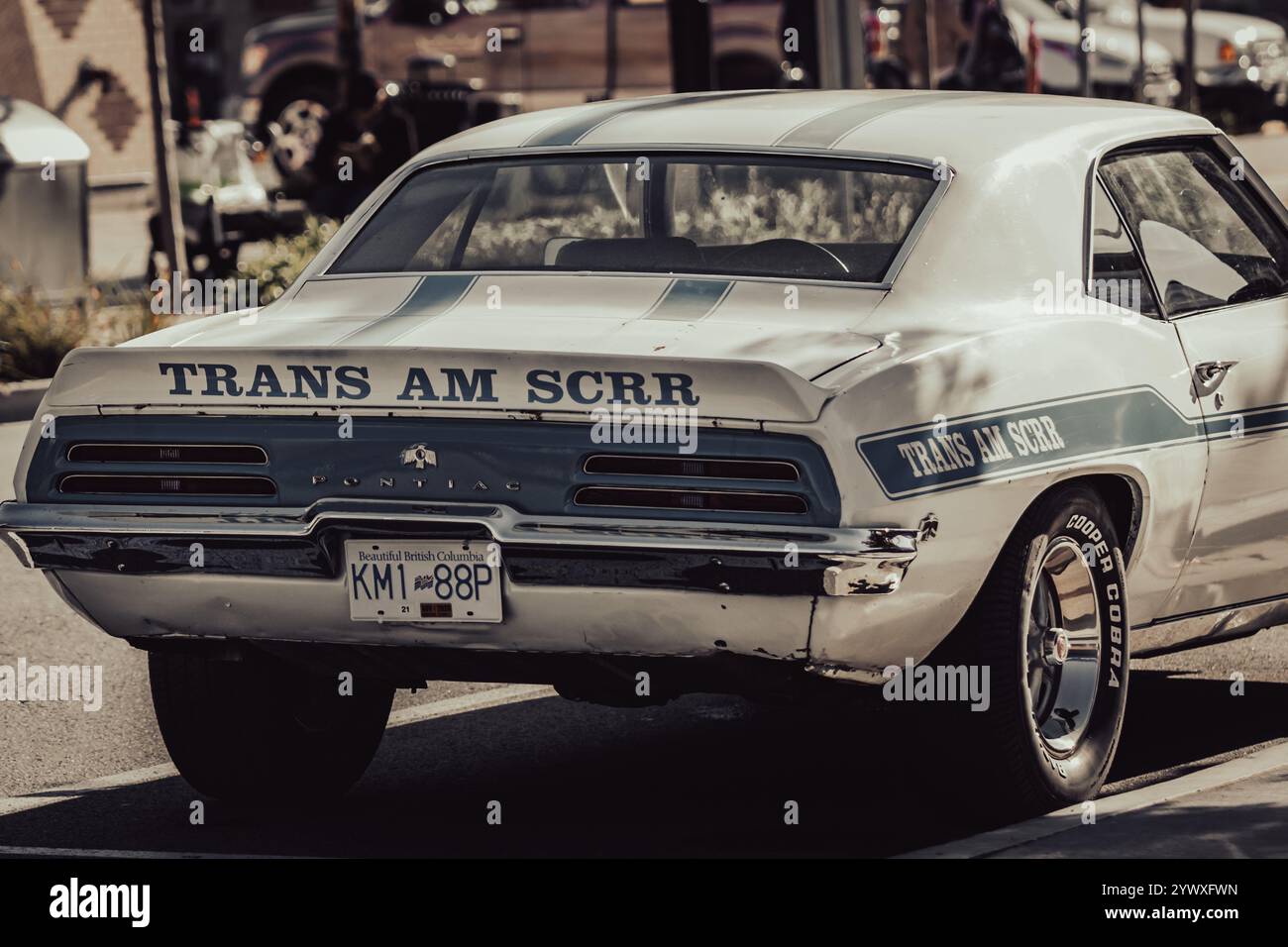 Pontiac Trans am Muscle Car parkt am Straßenrand. Pontiac Trans am im Vintage-Stil, der sein legendäres Design und seine starke Präsenz unterstreicht. White Rock Stockfoto