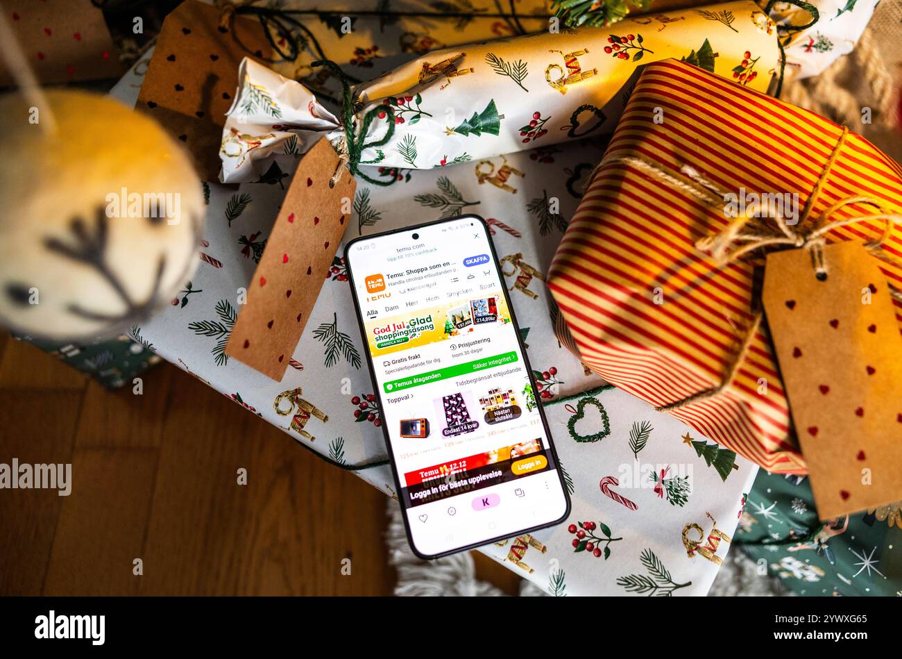 Schilder und Symbole, Temu, ein Online-Marktplatz des chinesischen E-Commerce-Unternehmens PDD Holdings, das Colin Huang gehört. Stockfoto
