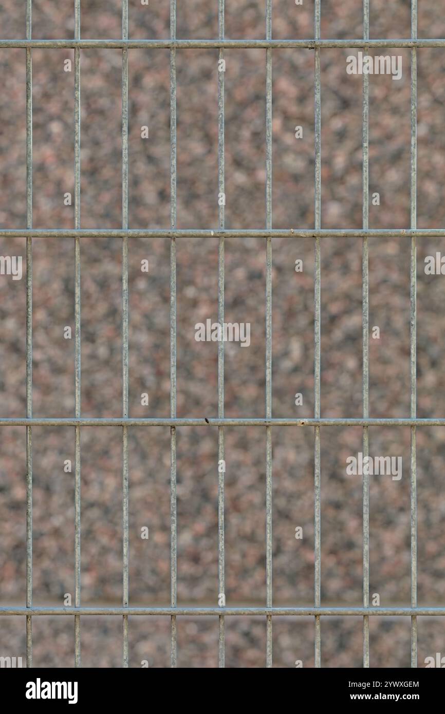 Nahaufnahme eines Metallzauns mit Gitterkonstruktion. Stockfoto
