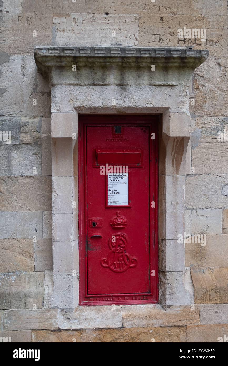 Windsor, Berkshire, Großbritannien. Dezember 2024. Ein alter Briefkasten auf Windsor Castle als letzter Termin für die Versendung von Webstühlen zweiter Klasse. Kredit: Maureen McLean/Alamy Stockfoto