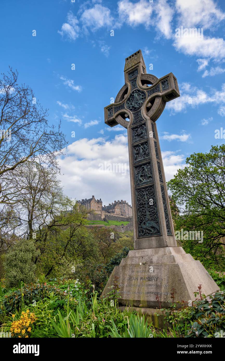 Celtic Cross Memorial für Dean Ramsay und Edinburgh Castle in Edinburgh, Schottland, Großbritannien. Granit-Iona-Kreuz mit Bronze-Reliefs auf dem Friedhof des S Stockfoto