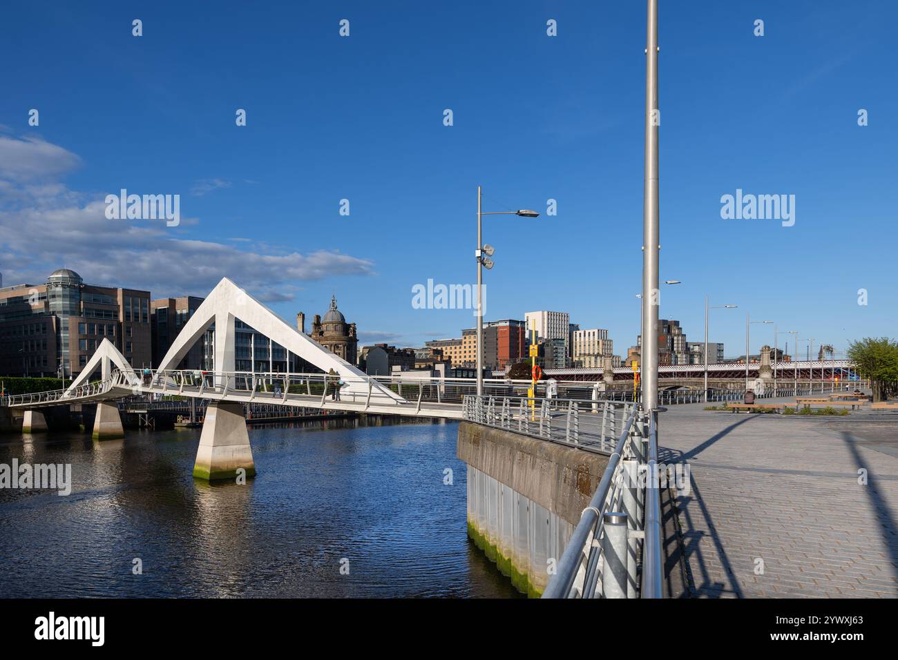 Squiggly Bridge oder Tradeston Bridge, Fußgängerbrücke über den Fluss Clyde in Glasgow, Schottland, Großbritannien. Stockfoto