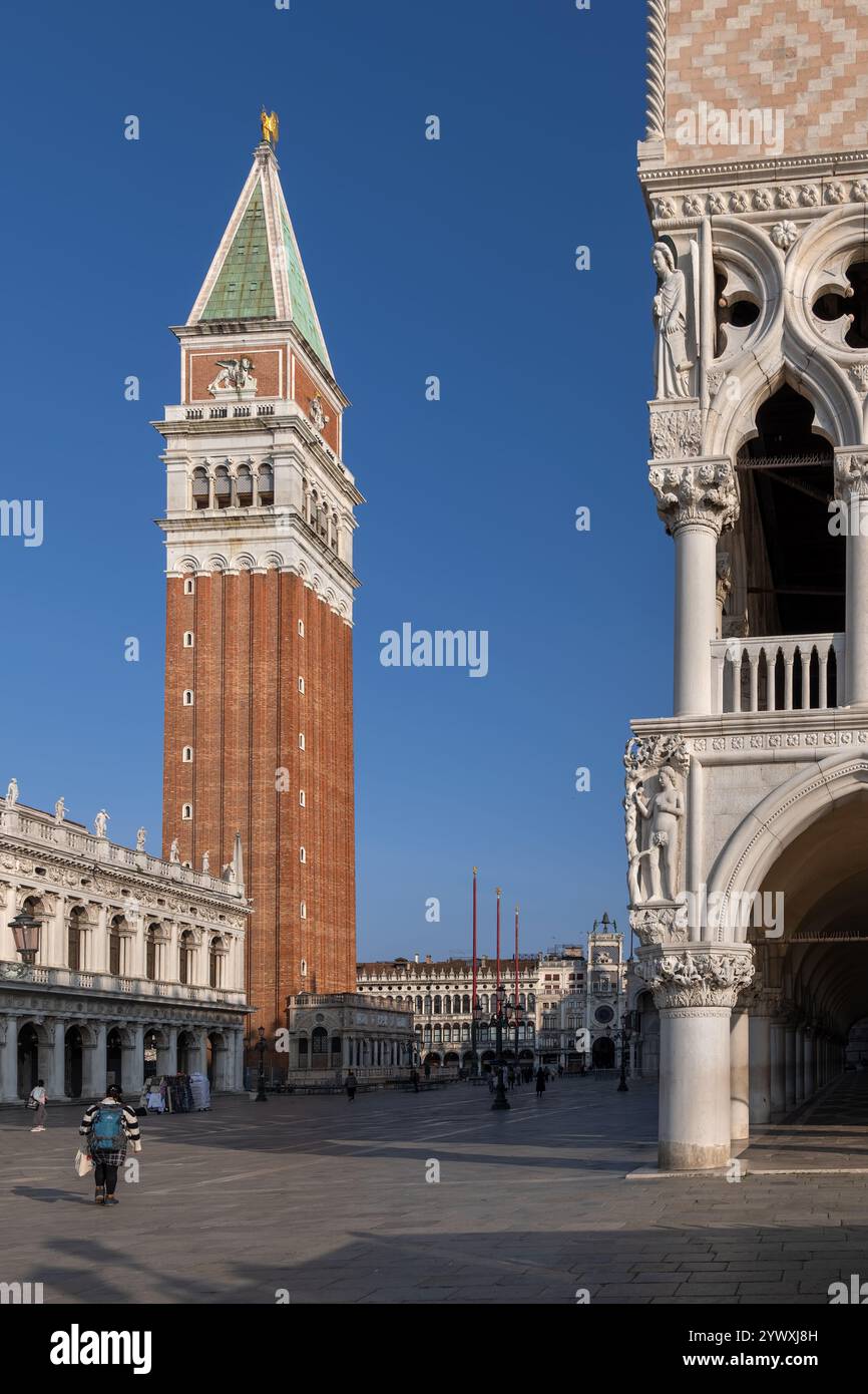 Piazza San Marco in der Stadt Venedig, Italien. Campanile Glockenturm des Markusdoms und kunstvoller Rand des Dogenpalastes (Palazzo Ducale). Stockfoto