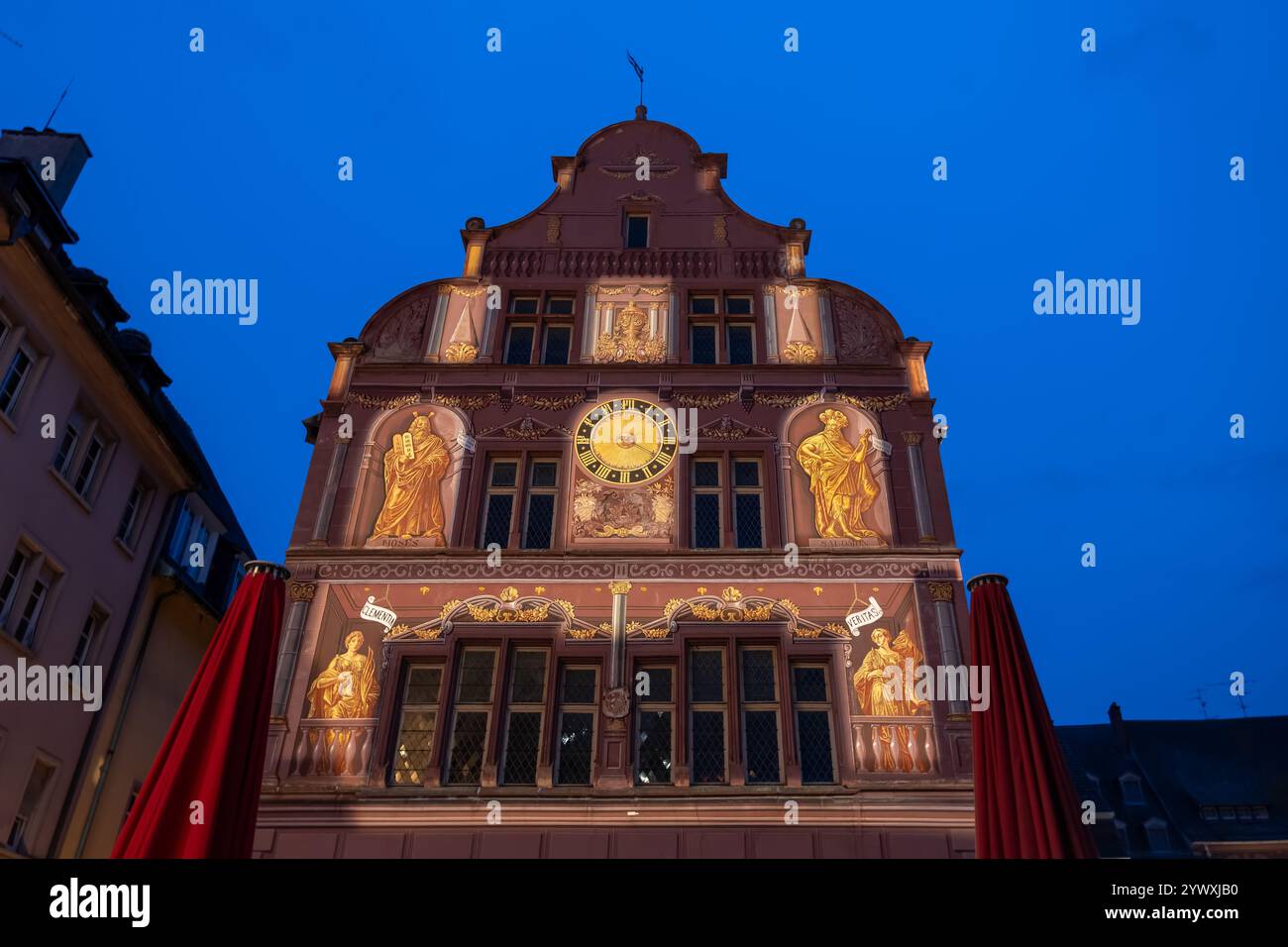 Stadt Mulhouse, Frankreich, altes Rathaus bei Nacht, historisches und archäologisches Museum, Architektur der Nördlichen Renaissance. Stockfoto
