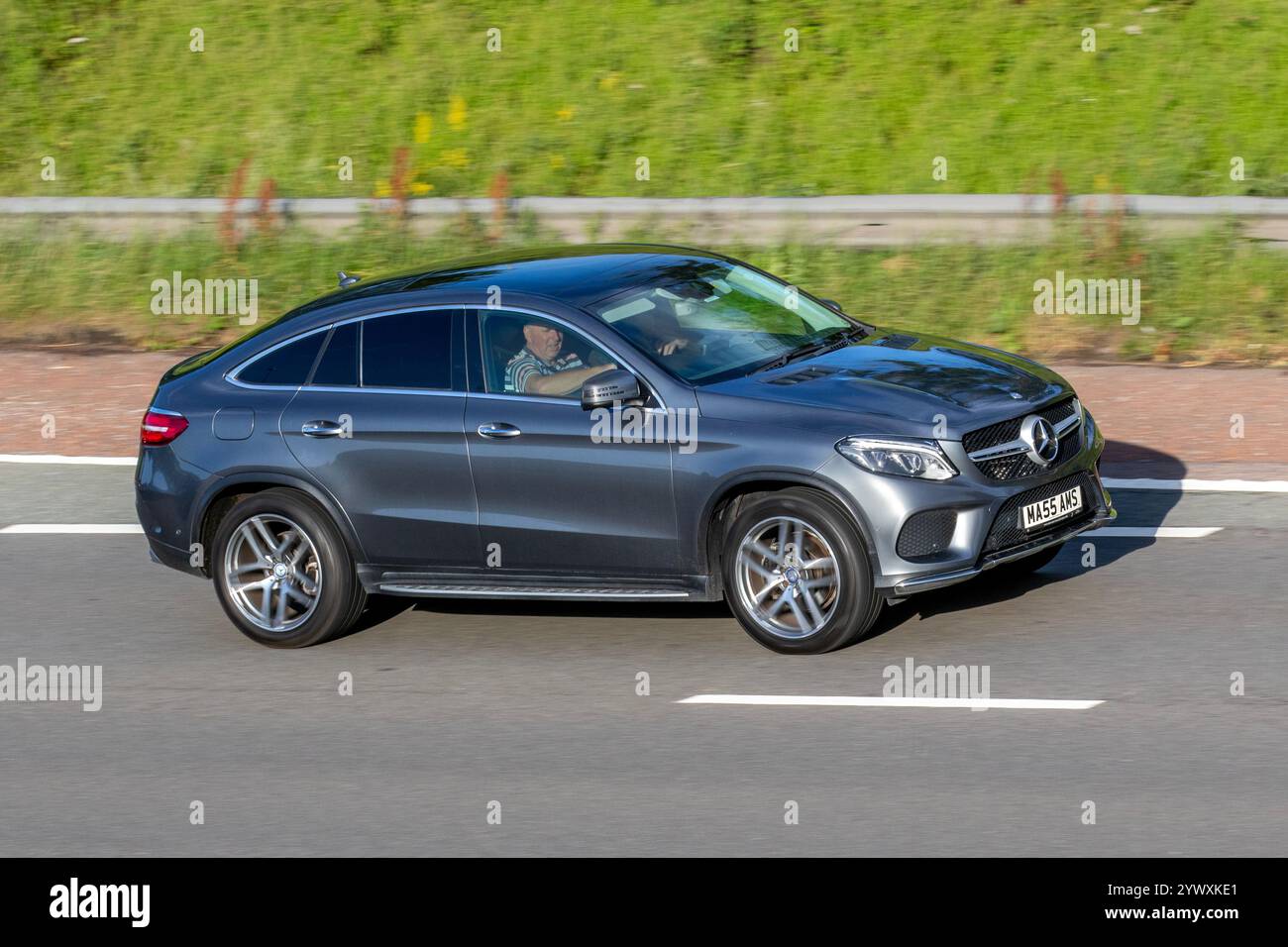 2017 Mercedes-Benz GLE 350 D AMG Line Prem +, 5-Dr 9G-Tronic, grau. Halbautomatisch; Stockfoto