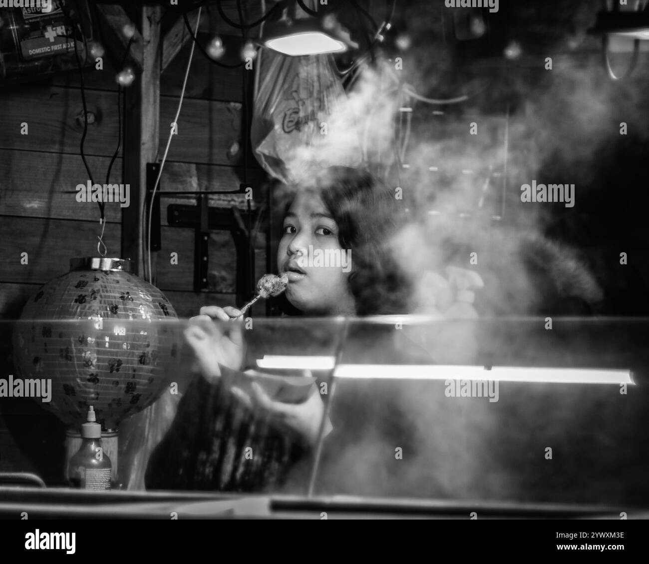Verkostung dampfender Street Food in London. Stockfoto