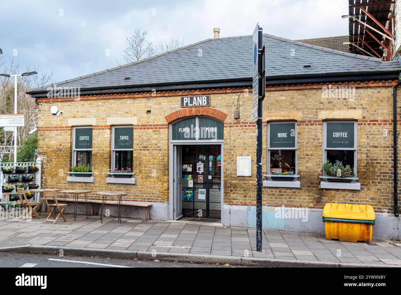 Plan B, ein Café neben dem Bahnhof Crouch Hill, einmal am Ticketschalter des Bahnhofs, North Islington, London, Großbritannien Stockfoto