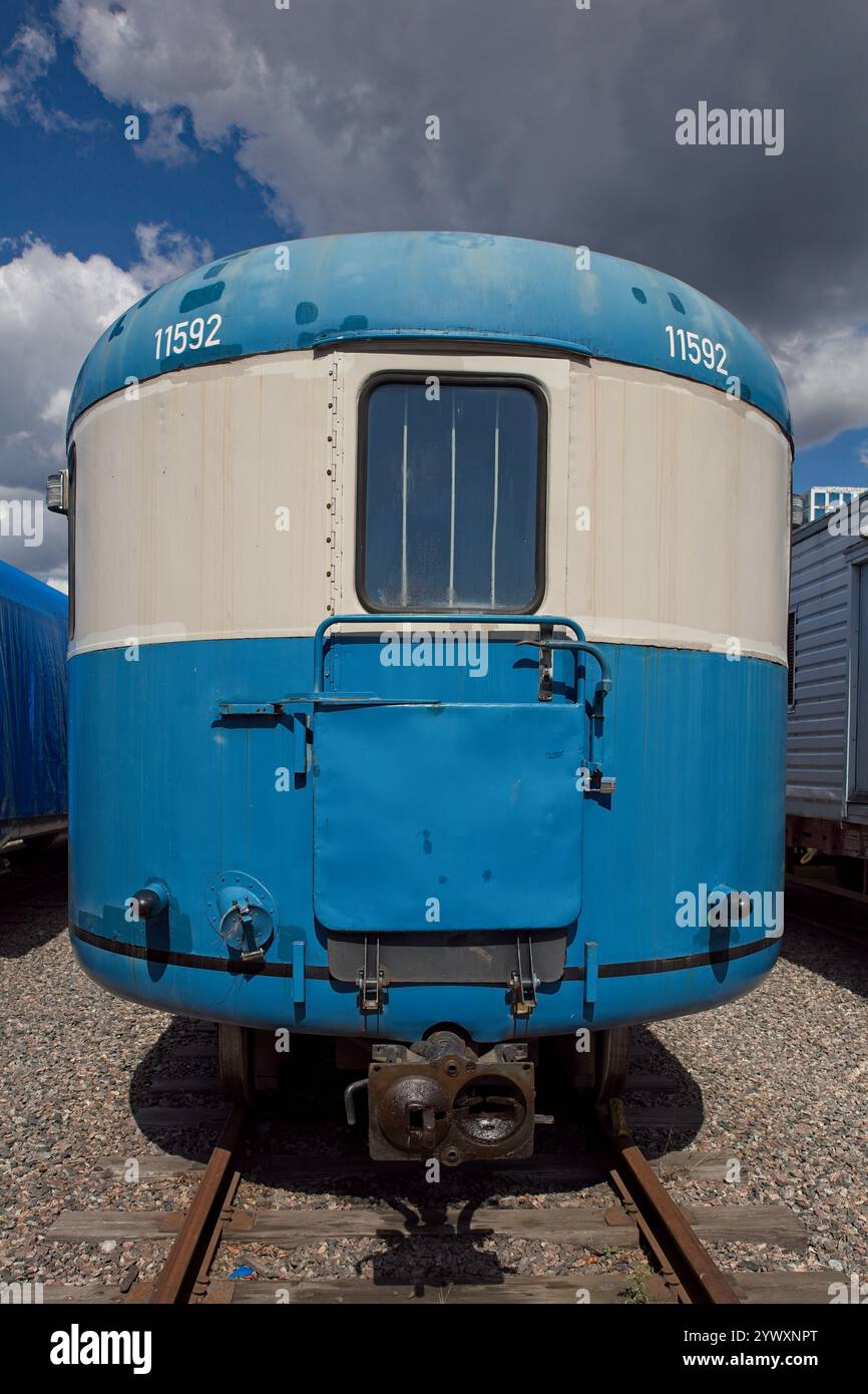 Alter weißer und blauer Personenwagen im Sommer. Stockfoto