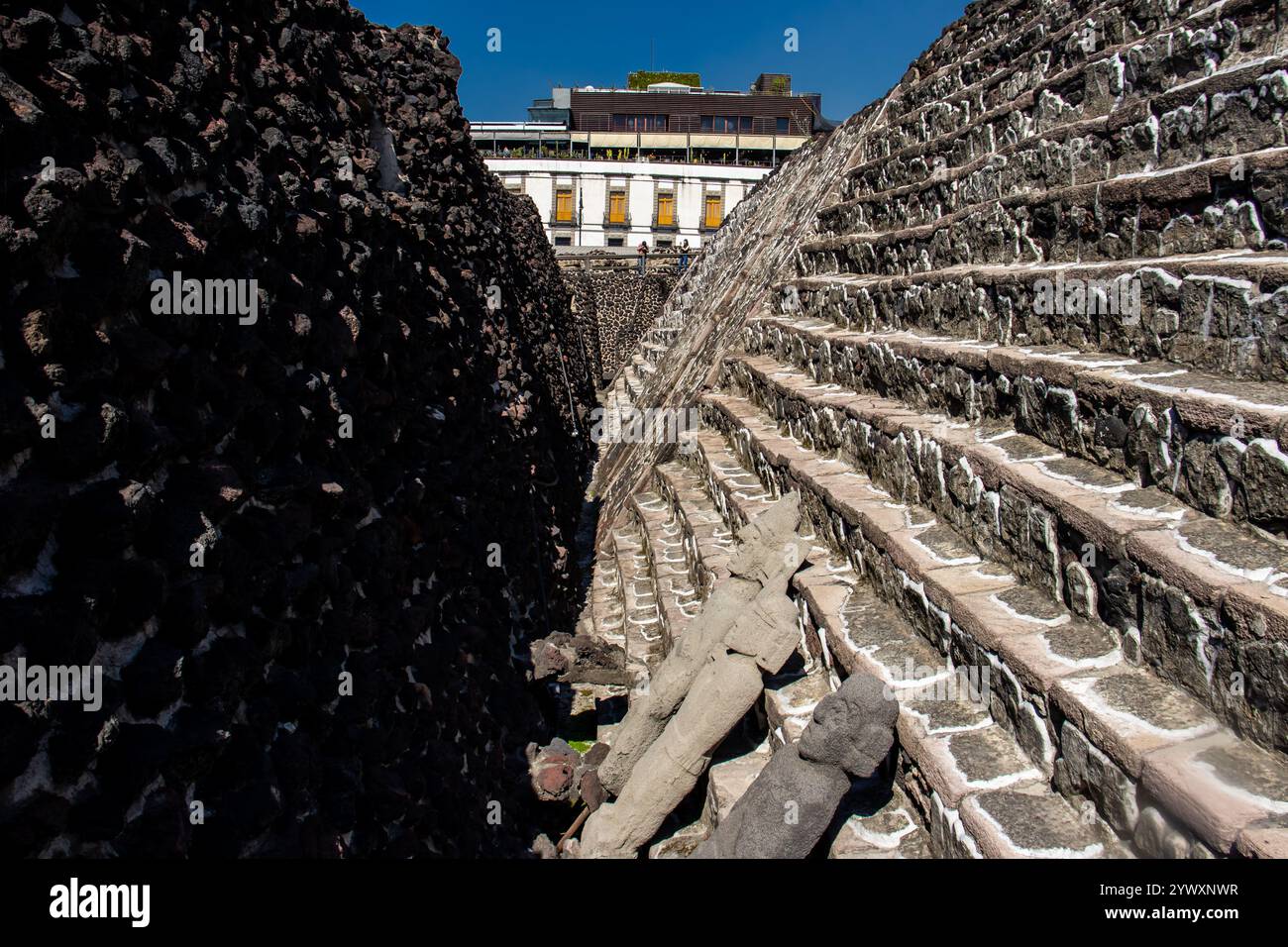 Mexiko-Stadt, Mexiko 12. November 2024: Skulpturen, die von den Mexikanern oder Azteken als Opfergabe auf den Stufen des Bürgermeisters der Templer platziert wurden. Stockfoto