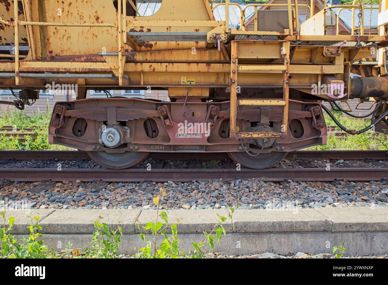 Nahaufnahme von Radsatz und Federung eines Eisenbahnzuges. Stockfoto