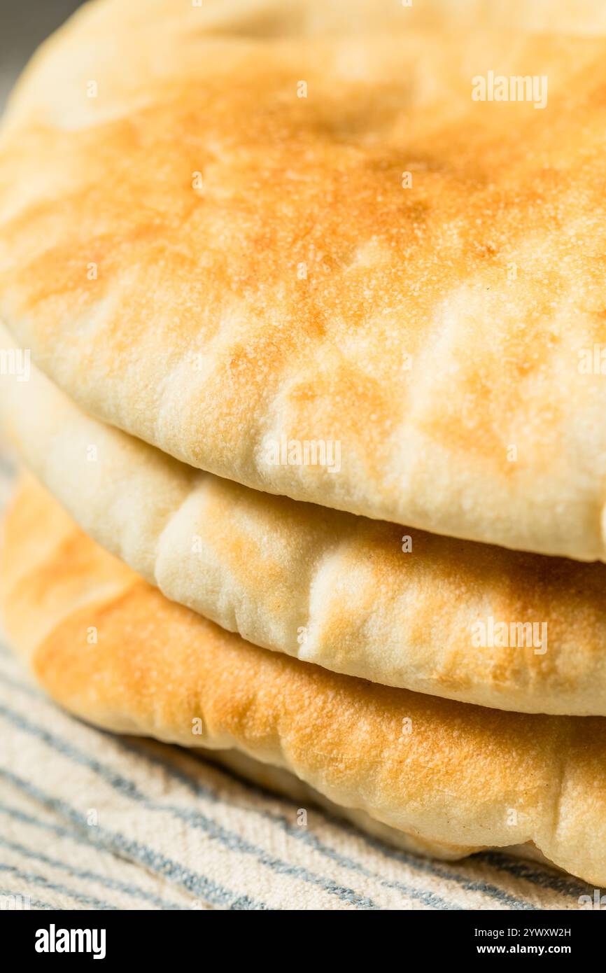 Hausgemachtes griechisches Pita-Brot zum Verzehr Stockfoto