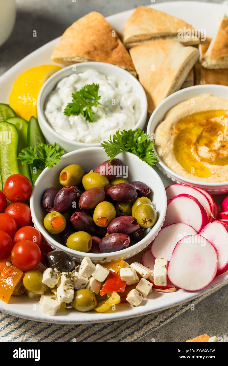 Hausgemachte mediterrane Mezze-Platte mit Oliven Pita und Hummus Stockfoto