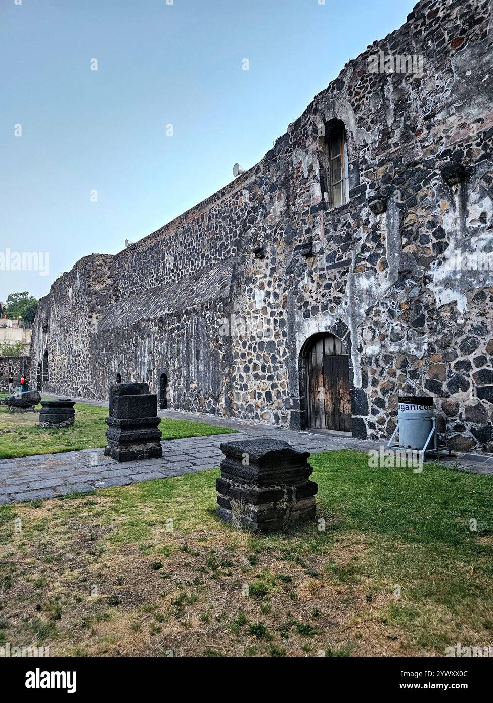 Mexiko-Stadt, Mexiko - 28. Februar 2024: Ex-Konvent Museum von Culhuacan am Fuße des Cerro de la Estrella in Iztapalapa CDMX zeigt prähispanische Ausstellungen Stockfoto