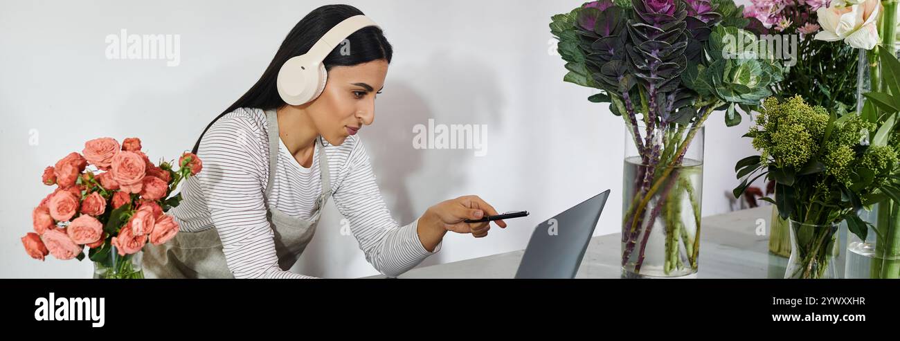 Eine engagierte Blumenhändlerin arrangiert wunderschöne Blumen und verwaltet dabei ihre kleinen Geschäfte, Banner Stockfoto