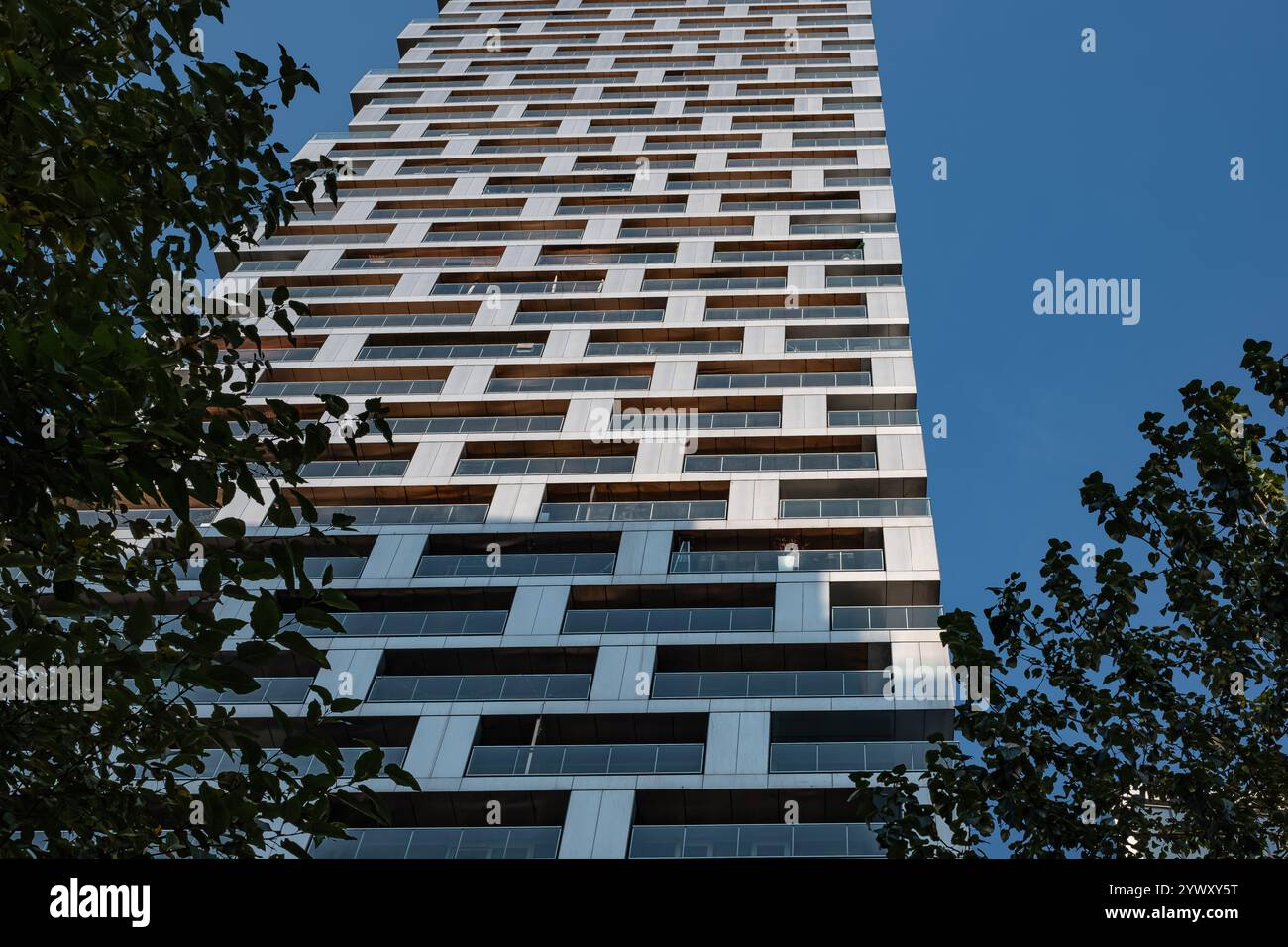 Vancouver House Building Canada, Eine vertikale Aufnahme eines coolen modernen Wolkenkratzers in der Innenstadt. Wohnhochhaus entworfen vom dänischen Architekten Bjarke Inge Stockfoto