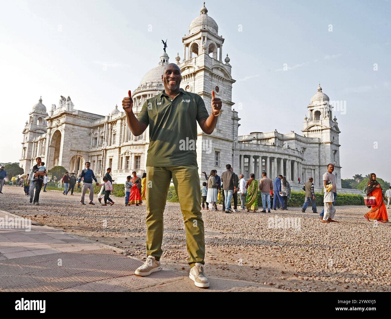 Kalkutta, Indien. Dezember 2024. Der englische Fußballmanager und ehemalige Spieler Sol Campbell posiert am 12. Dezember 2024 vor dem Fotografen vor dem historischen Victoria Memorial in Kalkutta, Indien. Bilder von Debajyoti Chakraborty. (Foto: Debajyoti Chakraborty/News Images) Credit: News Images LTD/Alamy Live News Stockfoto