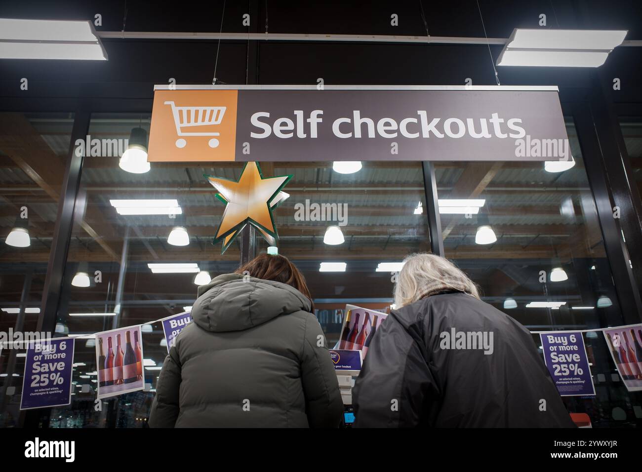 Cambridge, Großbritannien - 11. Dezember 2025 - Selbstkontrolle und Einkäufer in einem Supermarkt in Sainsburys Stockfoto