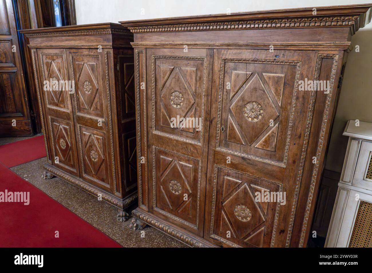 Antike geschnitzte Holzschränke A im Schlafzimmer im Palazzo Medici Riccardi, Florenz, Italien. Stockfoto