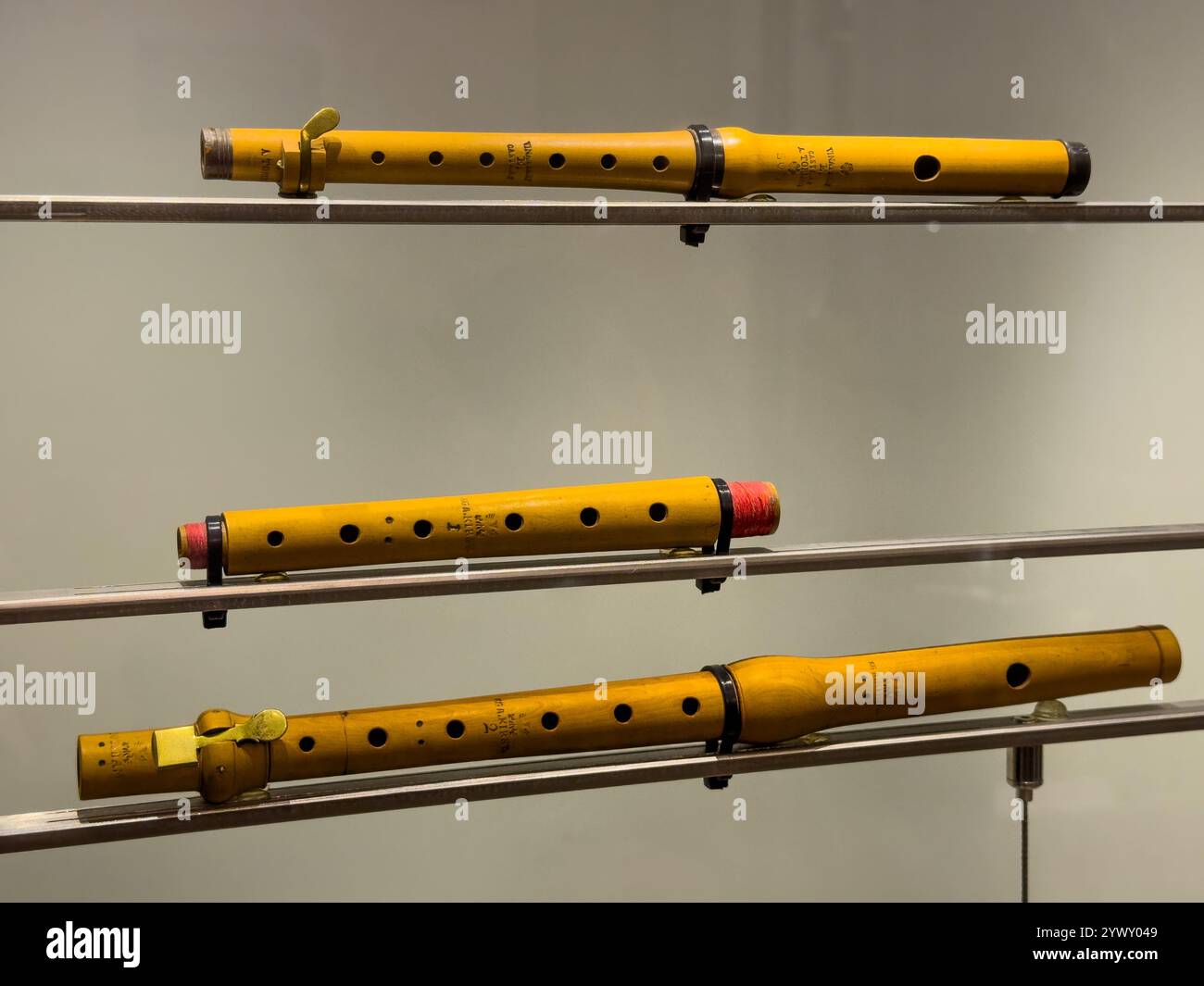 Zwei antike Piccolos in der Galleria Dell'Accademia in Florenz, Italien. Das untere Instrument wurde in Deutschland von Friedrich Gabriel August Kirst vor dem 1 Stockfoto