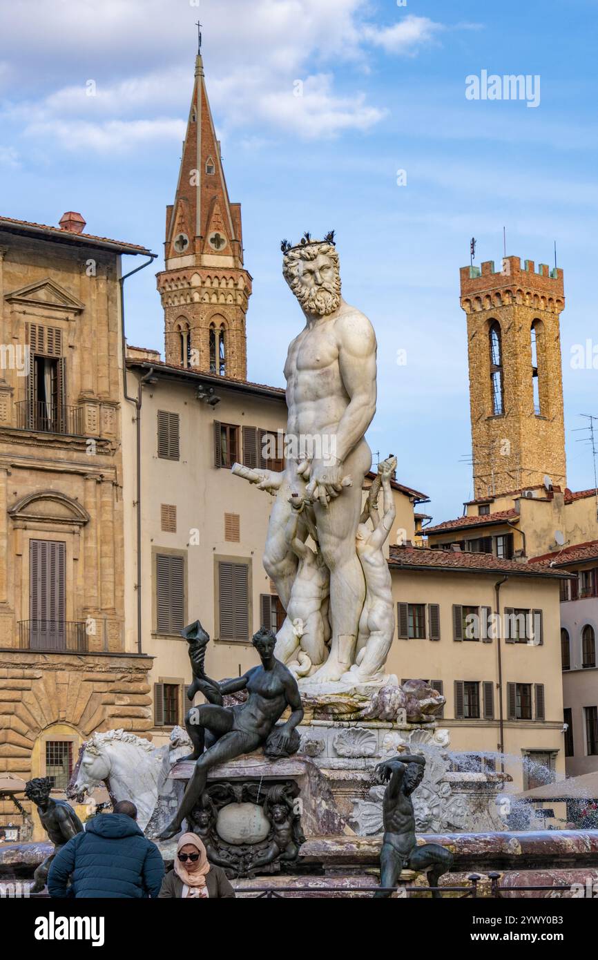 Der Neptunbrunnen von Ammannati auf der Piazza della Signoria in Florenz, Italien. Dahinter befinden sich der campanile der Badia Fiorentina und der Turm von t Stockfoto