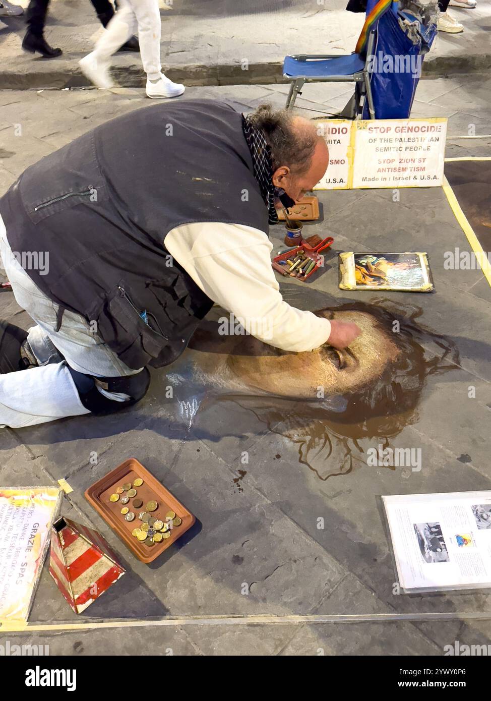 Ein Künstler reproduziert klassische Gemälde mit Kreide auf den Pflastersteinen einer Straße in Florenz, Italien, und arbeitet nur für Trinkgelder. Die Zeichnungen werden bereinigt o Stockfoto