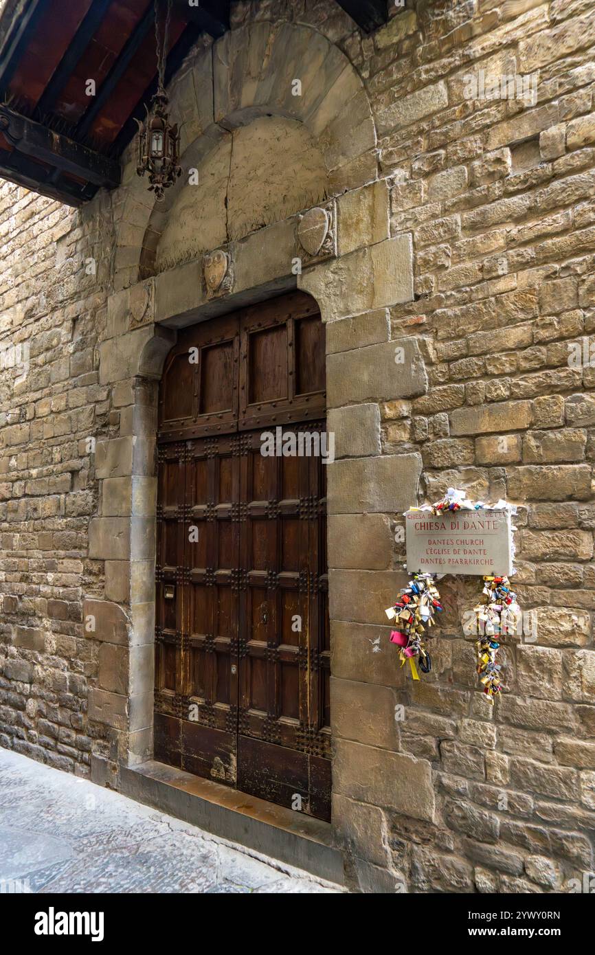 Hauptportal der Kirche der Heiligen Margarete von Antiochia in Florenz, Italien. Es war die Kirche von Dante Alighieri. Stockfoto