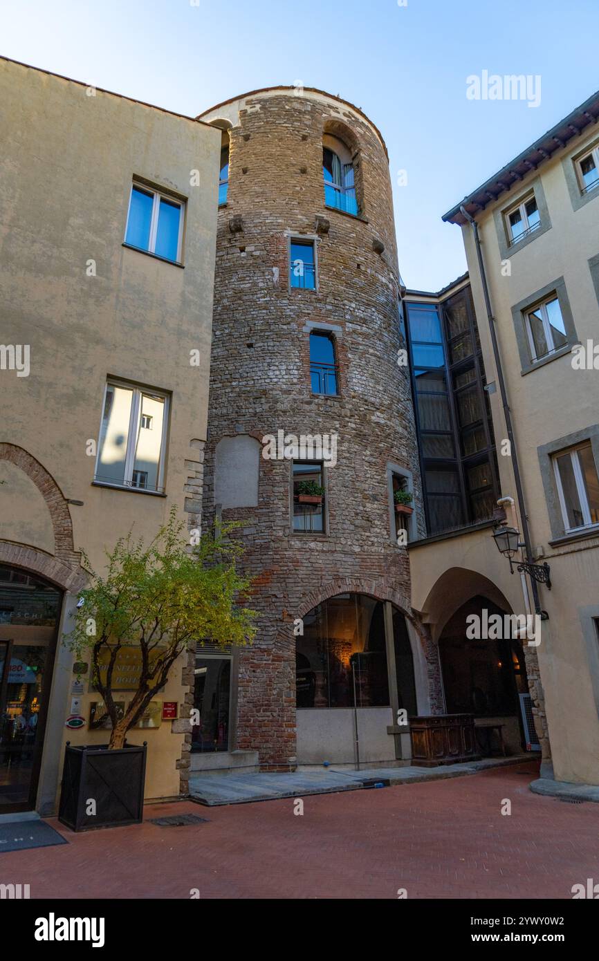 Der mittelalterliche Turm, der Torre Pagliazza genannt wurde, wurde zuerst als Speicher in Florenz, Italien, errichtet. Später wurde es ein Frauengefängnis und ist jetzt PA Stockfoto