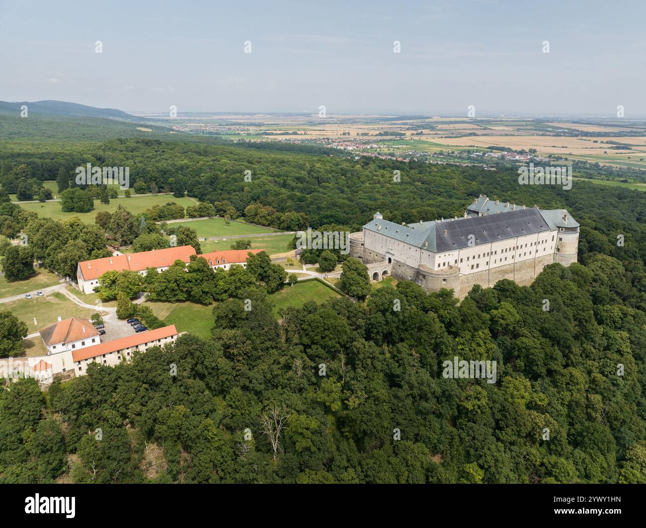 Aus der Vogelperspektive von Cerveny Kamen, Burg aus rotem Stein in den Karpaten in der Slowakei Stockfoto