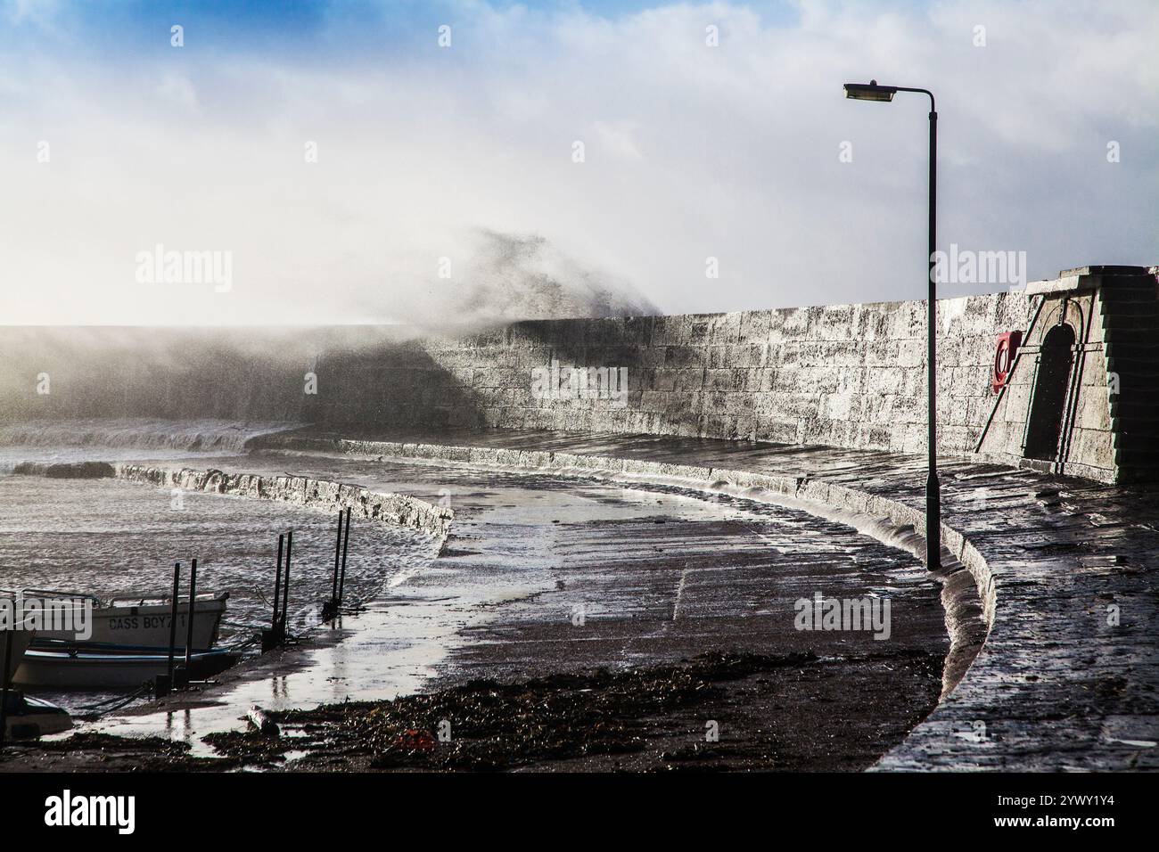 Wellen über den Cobb in Lyme Regis in Dorset während Sturm Brian am Samstag, den 21. Oktober 2017. Stockfoto