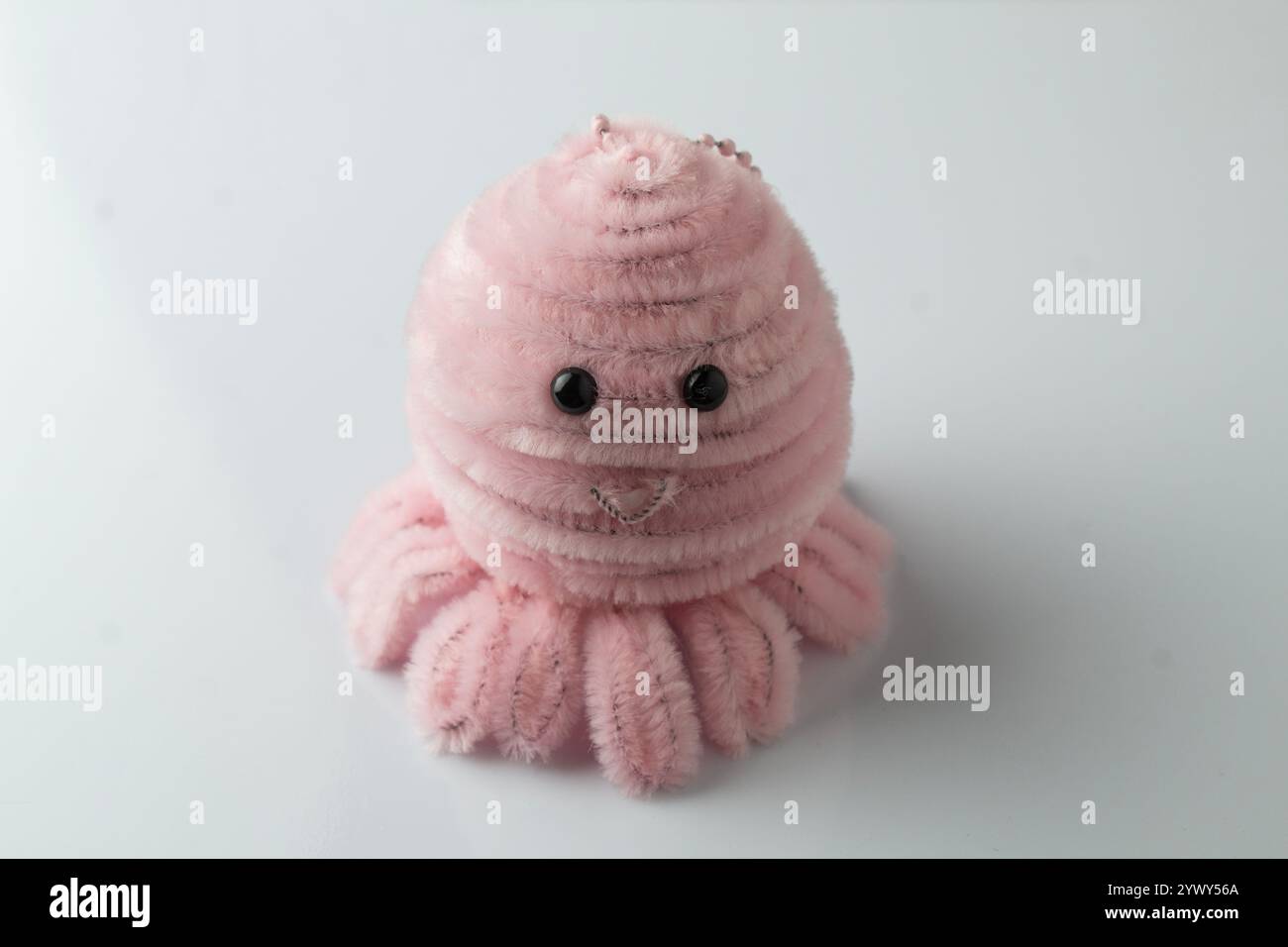 Rosa kleine Tintenfisch Pfeifenreiniger Mini Schlüsselanhänger Spielzeug mit weißem Hintergrund Basis, Stockfoto