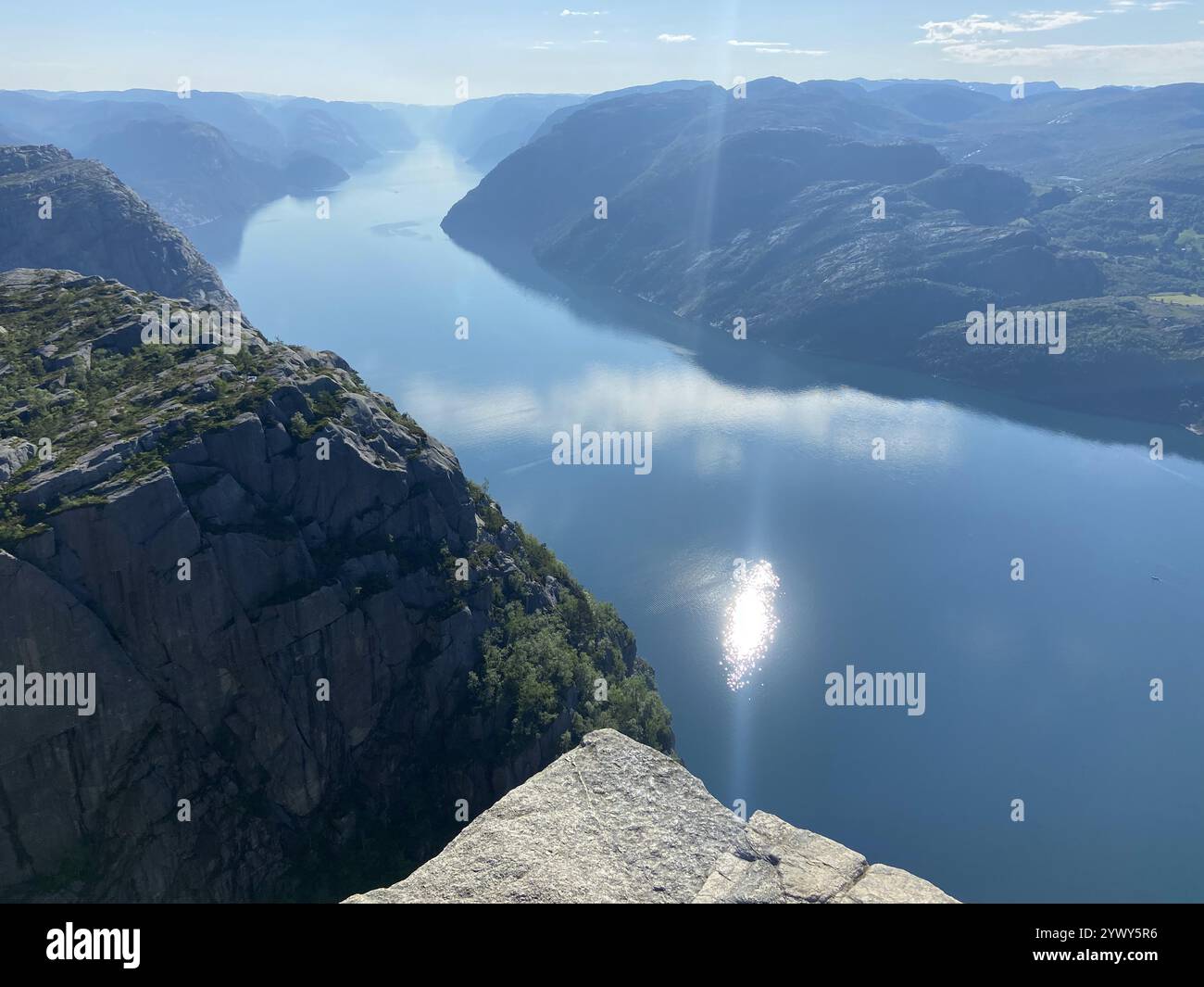 Beeindruckender Blick von Preikestolen in den Fjord in der Sonne. Stockfoto