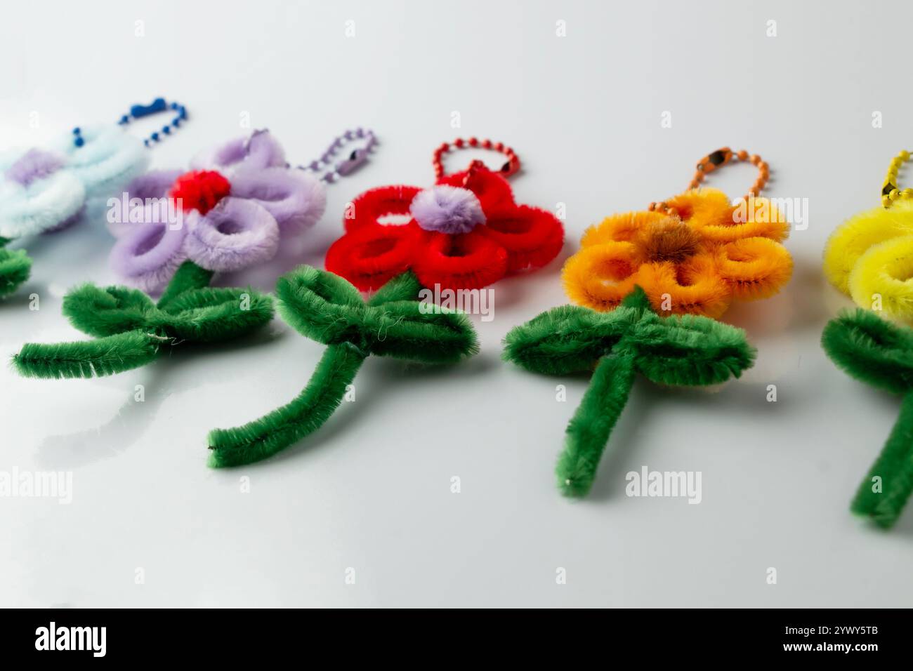 Buntes Blumen-Set, Schöne Handgemachte Rohr-Reiniger Blumenhandwerk, Sonnenblumen-Handwerk Schlüsselanhänger Stockfoto