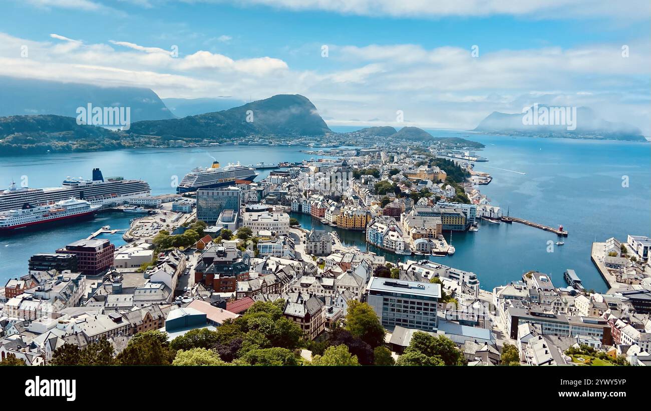Toller Blick auf den Hafen von Alesund in Norwegen Stockfoto
