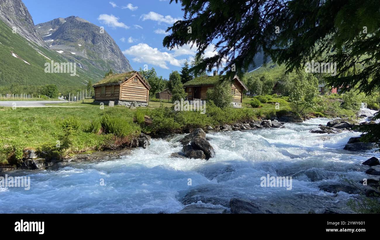 Häuser an einem wilden Fluss in Norwegen - Smartphone-aufgenommenes Stockfoto