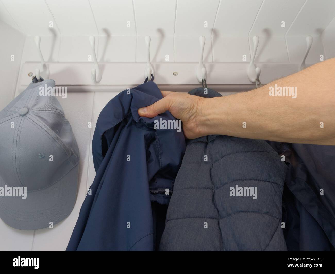 Jacke am haken aufhã¤ngen -Fotos und -Bildmaterial in hoher Auflösung – Alamy
