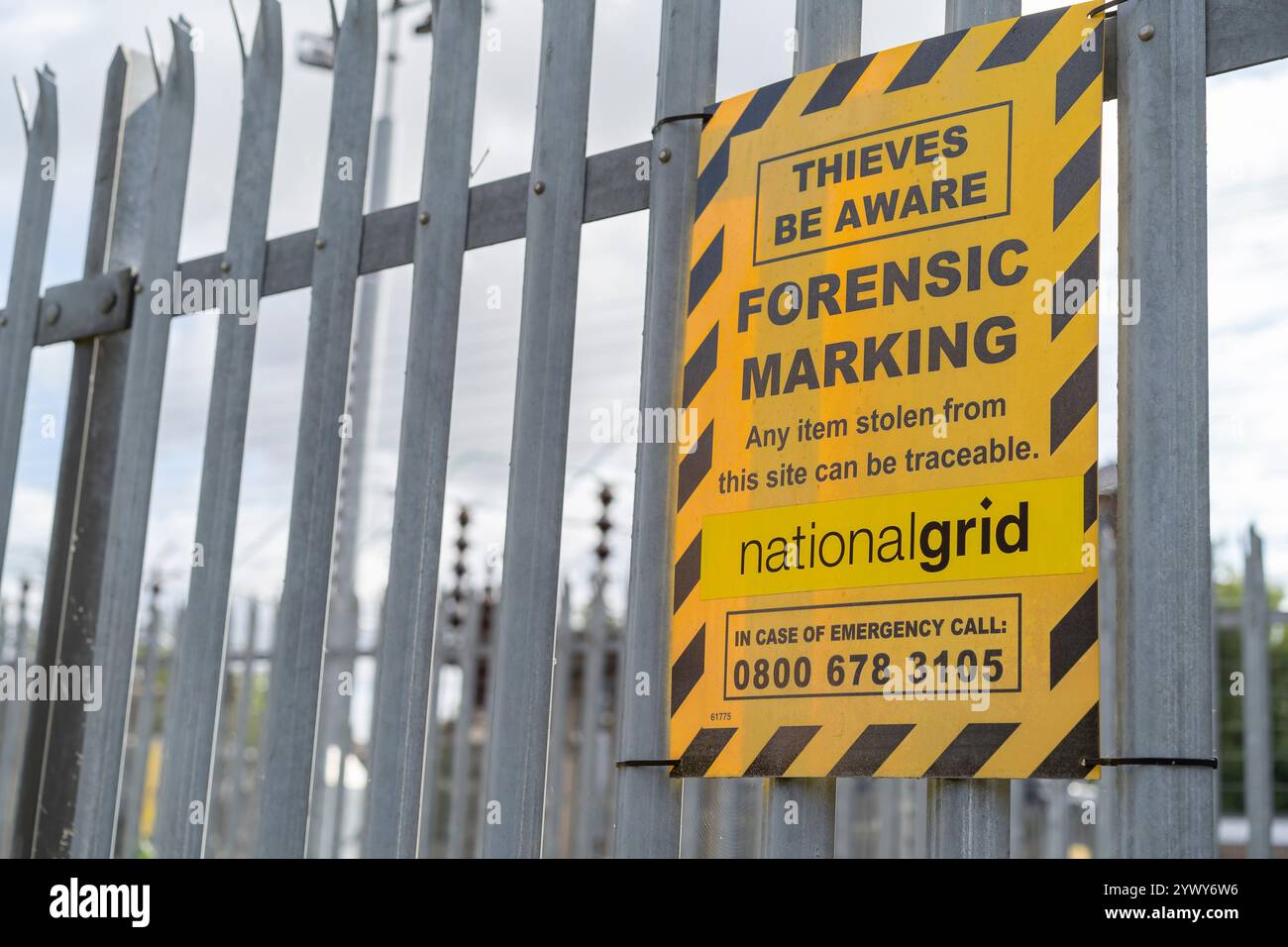 Nationales Gitterschild, das an Metallgeländern durch Umspannwerke im Freien in Großbritannien befestigt ist und die Warnung „Diebe be Aware“ und „Forensic Marking“ enthält. Stockfoto