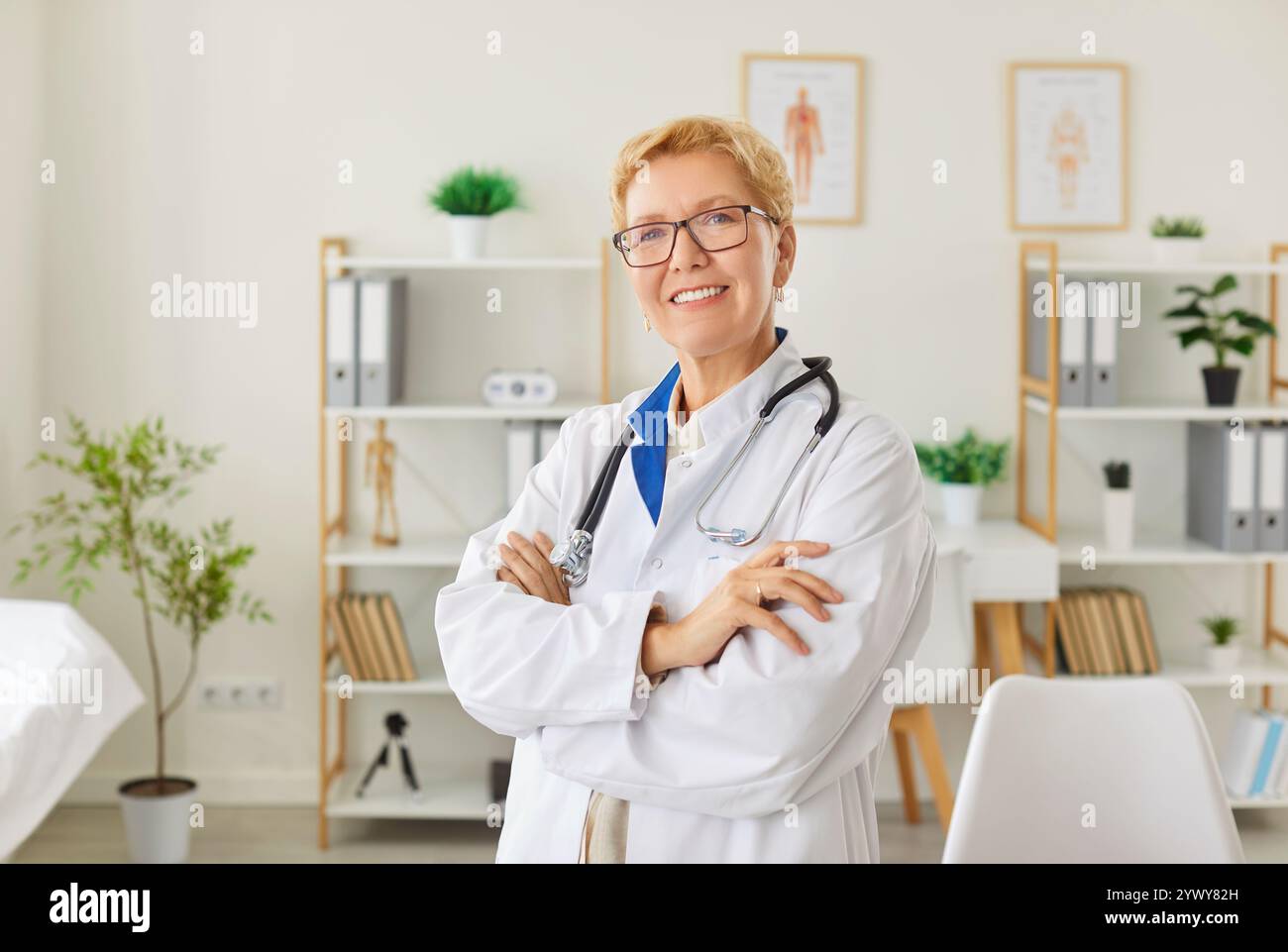 Porträt eines lächelnden älteren Arztes oder einer Krankenschwester in Einem Krankenhausbüro Stockfoto