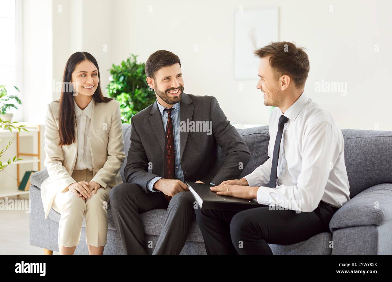 Familienpaar Treffen Sich Mit Finanzberater Zu Hause Stockfoto