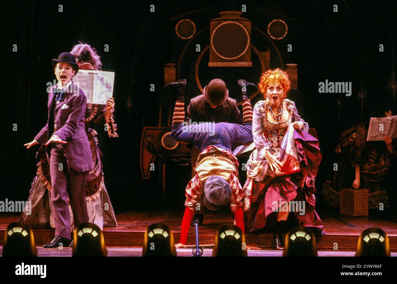 Links: Julia Hills (Edwin Drood) Rechts: Lulu (Prinzessin Puffer / Miss Angela Prysock) in THE MYSTERY OF EDWIN DROOD im Savoy Theatre, London WC2 07/05/1987 Buch, Musik und Texte von Rupert Holmes nach dem unvollendeten Roman von Charles Dickens Set-Design: Bob Shaw Kostüme: Lindsay W Davis Beleuchtung: John B Read Choreografin: Graciela Daniele Regie: Wilford Leach Stockfoto