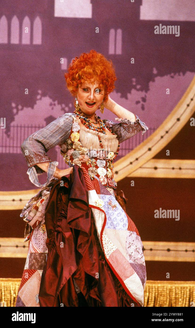 Lulu (Prinzessin Puffer / Miss Angela Prysock) in THE MYSTERY OF EDWIN DROOD im Savoy Theatre, London WC2 05/1987 Buch, Musik und Texte von Rupert Holmes nach dem unvollendeten Roman von Charles Dickens Set-Design: Bob Shaw Kostüme: Lindsay W Davis Beleuchtung: John B Read Choreografin: Graciela Daniele Regie: Wilford Leach Stockfoto