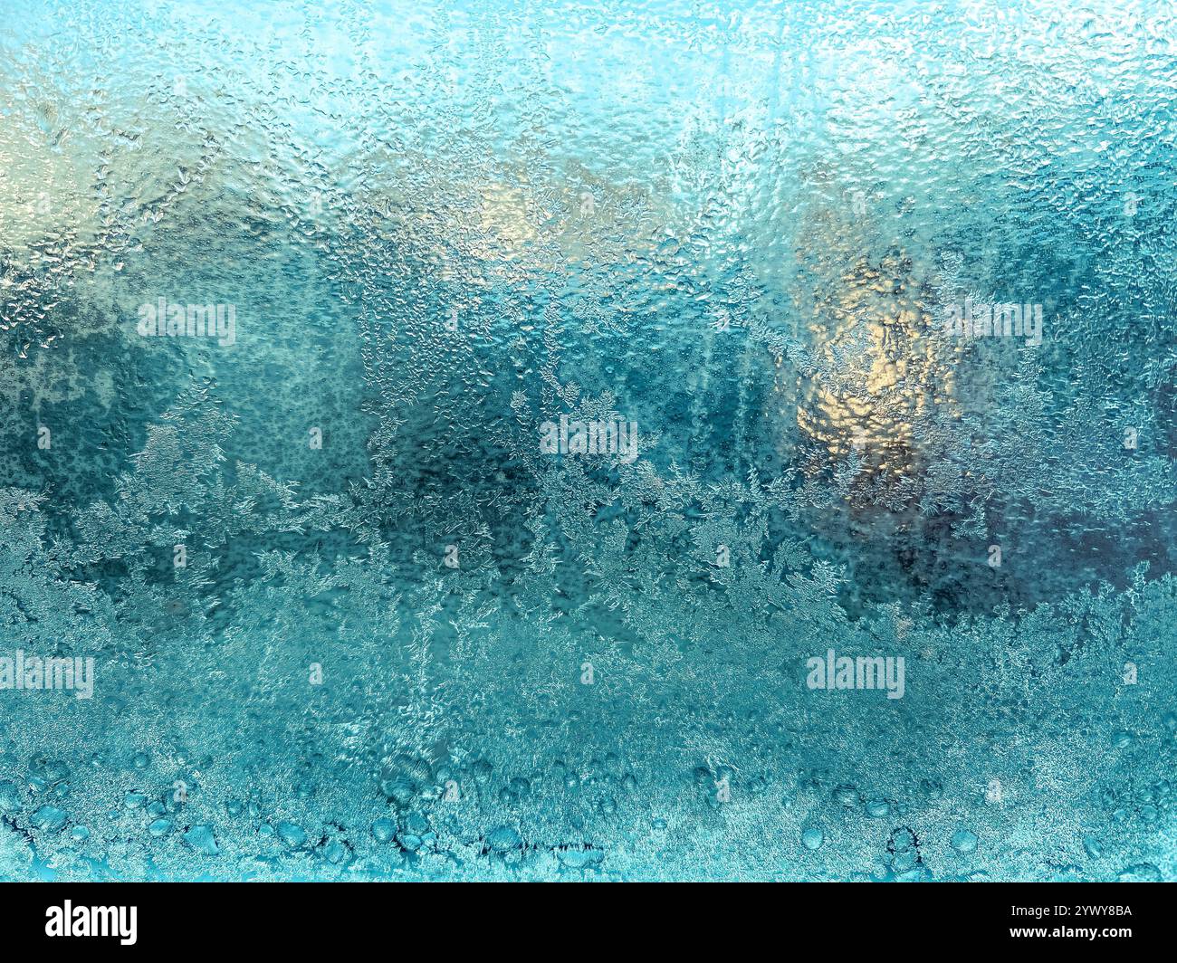 Wunderschönes kompliziertes Kristallmuster in Eis auf der Oberfläche des gefrorenen Hausfensterglases - blaue abstrakte Winterhintergrundtextur Stockfoto